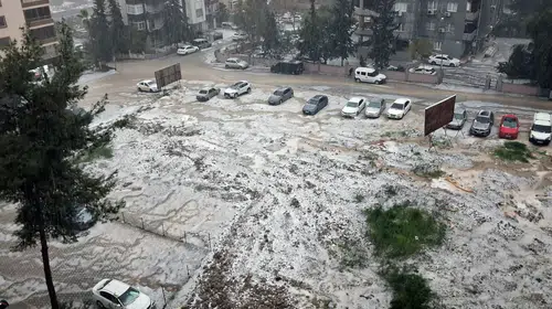 Adana'da hayatı durma noktasına getiren sürpriz yağış: Şehir bir anda beyaza büründü