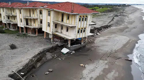 Deniz evleri yuttu: Karasu’da korku dolu bekleyiş