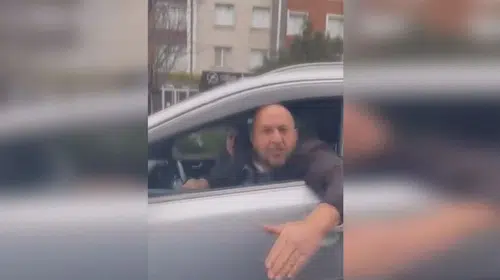 Beylikdüzü’nde vicdansızlık: Yaya yol verdi diye kadın sürücünün aracını parçaladı