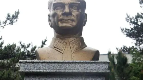 İzmir'de okul koridorunda kriz: Bayrak törenine katılmayan öğrenciye tutanak şoku