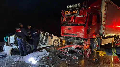 Burdur'da feci kaza: Otomobil ile kamyon çarpıştı, acı haber geldi
