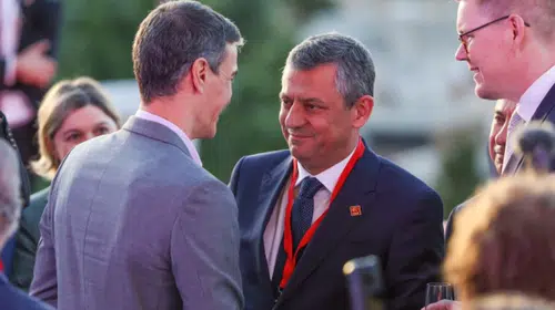 Özgür Özel Barselona'da zirveye damga vurdu: İspanya Başbakanı Sanchez ile kritik görüşme