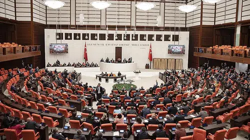 Sosyal medya ve doğum izni düzenlemelerini de içeren kanun teklifi kabul edildi