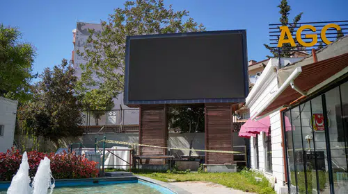 Antalya'da parkta dehşet: Dev ekranın ayağında çürümüş ceset bulundu