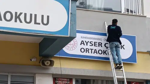 Acı dolu günlerin ardından yeni bir başlangıç: Ayser Çalık Ortaokulu tabelası yeni binasına taşındı