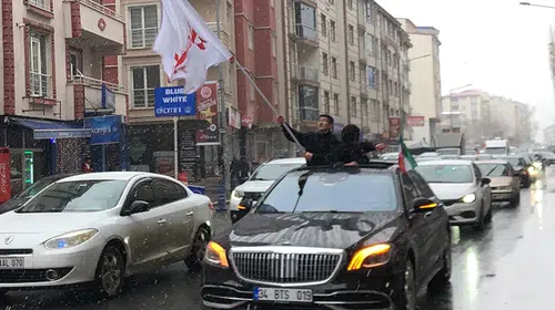 Kars sokaklarında dikkat çeken görüntü: İran'a destek için konvoy oluşturdular