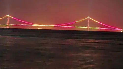 Boğaz’da şampiyonluk coşkusu: Dev köprü sarı-kırmızıya boyandı