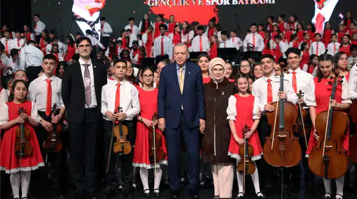 Genç yeteneklerin 19 Mayıs performansı Emine Erdoğan'ı büyüledi