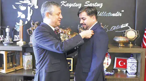 CHP’de rozet krizi: Özgür Özel’in taktığı rozet geri alındı, üyelik süreci askıya alındı