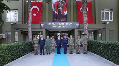 Bayram mesaisini sınırın sıfır noktasında geçirdi: Bakan Güler Mehmetçik ile bir araya geldi