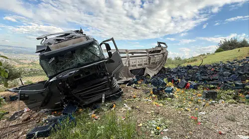 Gaziantep'te viyadük dehşeti: Meyve yüklü tır otomobile çarptıktan sonra şarampole uçtu