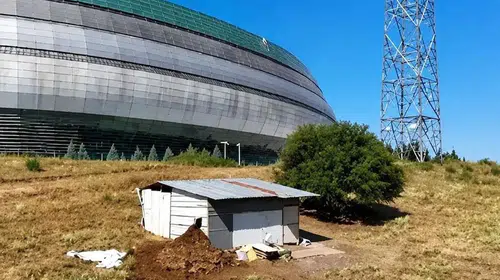 Kocaeli Stadyumu'nun yanı başında devasa bir inat: "Tabelayı indirdim, satmıyorum"