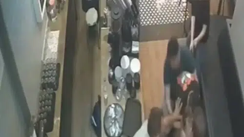 Kadıköy’de dehşet anları: Müşteri kılığında gelip çalışanı hastanelik etti
