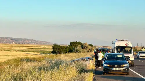 Aksaray'da yolculuk kabusa döndü: Bariyerlere çarpan otomobildeki 5 kişi hastanelik oldu