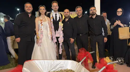 Düğün salonuna el arabasıyla girdiler: 10 bin liralık madeni para sürprizi