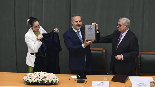Diplomaside "akademik" taç: Hakan Fidan Rusya’nın köklü okulundan onur ünvanı aldı