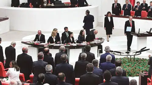 Kılıçdaroğlu'nun "ayağa kalkmazdık" iddiasına arşivden yalanlama: O kare sosyal medyayı karıştırdı