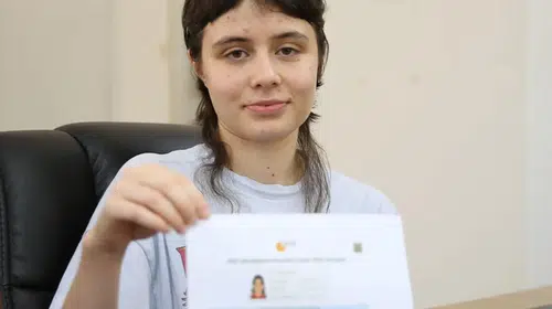 İkizinin izinden gidip zirveye yerleşti: Açık liseli İlhan Türkiye birincisi oldu
