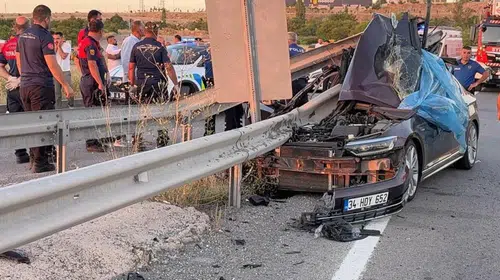 Düğün yolunda büyük acı: Konvoydaki otomobil bariyerlere saplandı