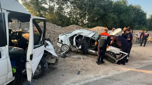 Amasya'da akşam saatlerinde yürekleri burkan bir kaza meydana geldi: Yola çıkan araçlar hurdaya döndü