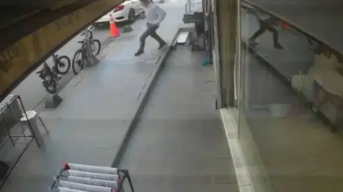 Küçükçekmece’de dükkan basan saldırgan esnafı kanlar içinde bıraktı: Dehşet anları kamerada