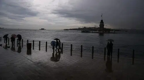 İstanbul'da sabaha kadar gök gürültülü sağanak: Meteoroloji'den kuvvetli yağış alarmı