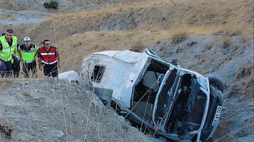 Elazığ'da işçi servisi uçuruma yuvarlandı: 13 yaralı