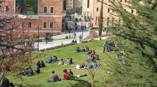 Öğrencilerin gözü kulağı VGM'de: 2026 burs başvuruları için geri sayım başladı mı?