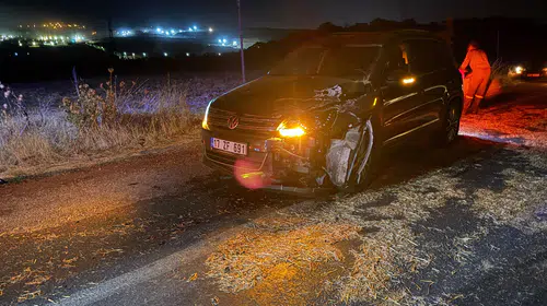 Çanakkale'de trafik kazası: Saman yüklü traktöre çarpan otomobil hurdaya döndü
