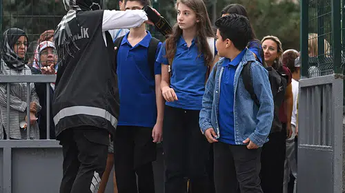 Okullarda güvenlik alarmı: Dedektörlü giriş var, ders kitabı yok