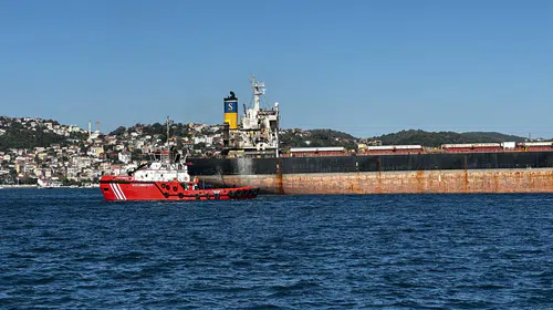 Rusya açıklarında hedef alınan 225 metrelik dev gemi İstanbul Boğazı'ndan geçti