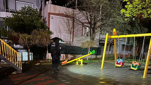 İzmir'de dehşet anları: Parkta oyun oynayan minik çocuğa bıçaklı saldırı