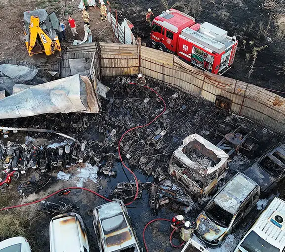 İzmir'de korkutan gece: Yediemin otoparkında onlarca araç ateş topuna döndü