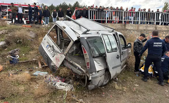 Sivas'ta acı haber: Hafif ticari araç devrildi, 14 yaşındaki çocuk yaşamını yitirdi