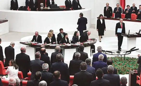 Kılıçdaroğlu'nun "ayağa kalkmazdık" iddiasına arşivden yalanlama: O kare sosyal medyayı karıştırdı
