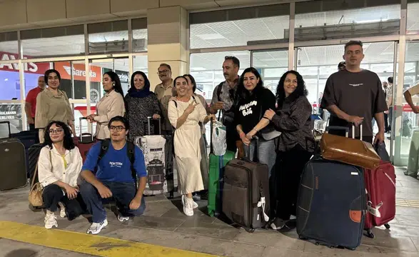 Tahran'dan Van'a ilk direkt uçuş: 80 İranlı turist çiçeklerle karşılandı