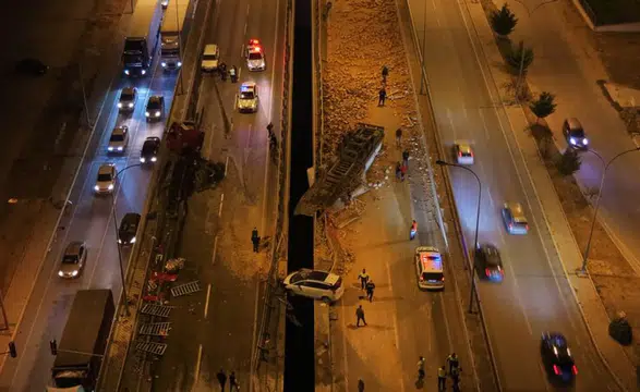 Afyonkarahisar'da zincirleme facia: Tuğla yüklü TIR dehşet saçtı