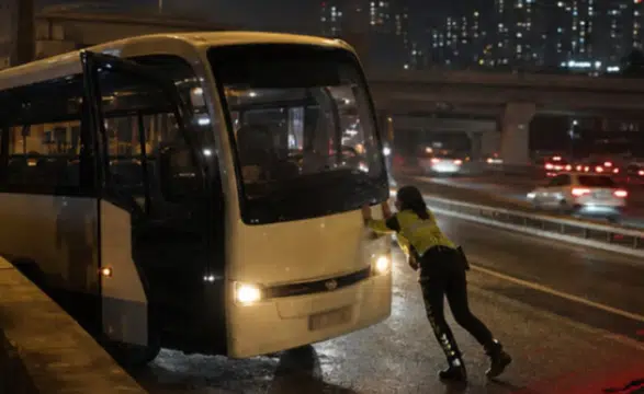 TEM Otoyolu'nda örnek dayanışma: Kadın polis arızalı aracı tek başına itti