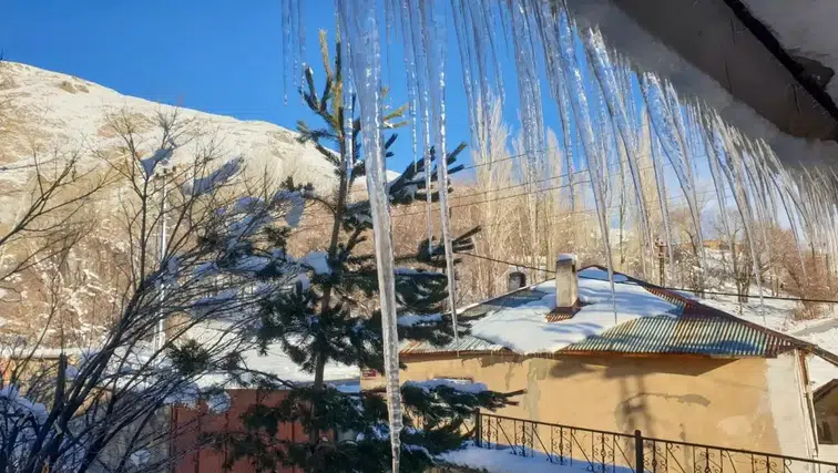 Başkale'de Dondurucu Soğuklar; 2 Metre Uzunluğunda Buz Sarkıtları Oluştu