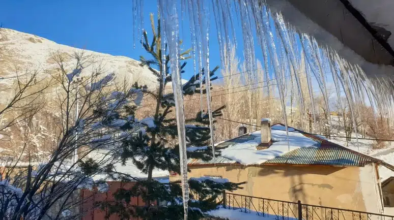 Başkale'de Dondurucu Soğuklar; 2 Metre Uzunluğunda Buz Sarkıtları Oluştu
