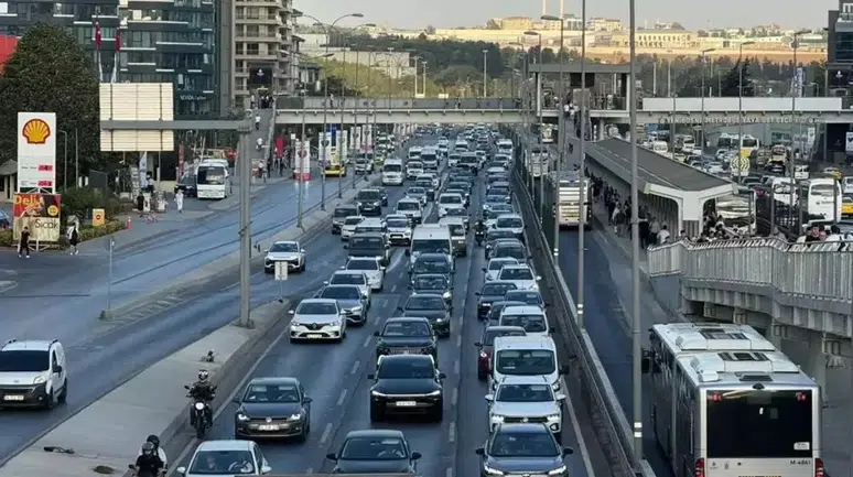 İstanbul'da Trafik Yoğunluğu: Okullarda Uyum Haftası Başladı