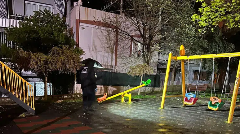 İzmir'de dehşet anları: Parkta oyun oynayan minik çocuğa bıçaklı saldırı