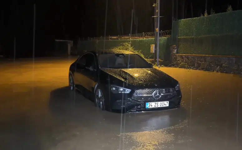 Şile'de sağanak kabusu: Sulara gömülen araçtan son anda kurtarıldılar