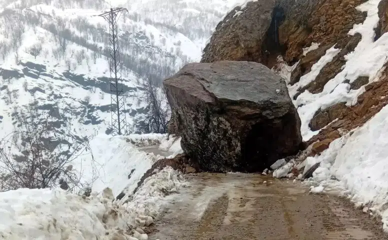 Bitlis'in Hizan ve Mutki İlçelerinde Heyelanlar Ulaşımı Olumsuz Etkiledi