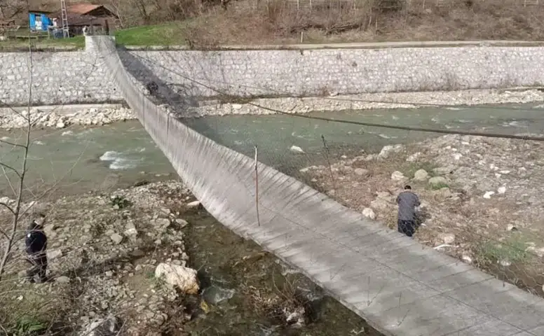 Sinop'ta Fırtına Nedeniyle Asma Köprüde Meydana Gelen Kazada İki Kişi Yaralandı