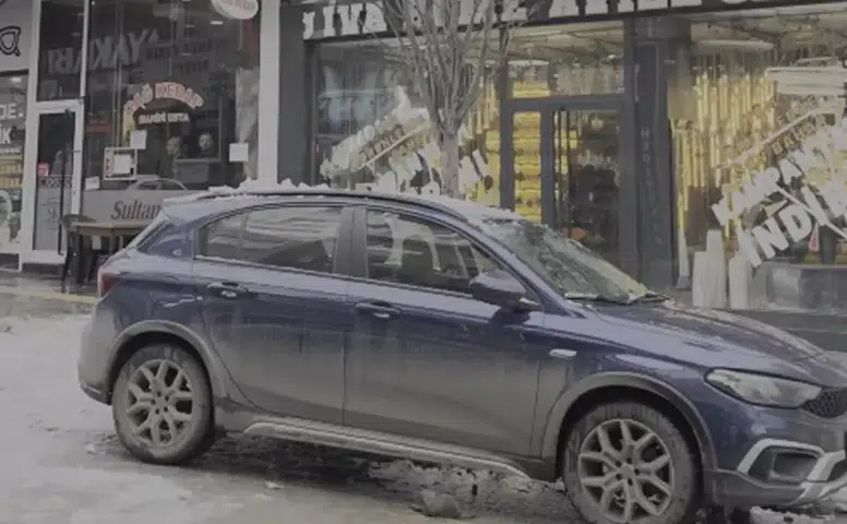 Kar Kütlesi Düşmesi: Bir Yaralı, Bir Araç Hasar Gördü