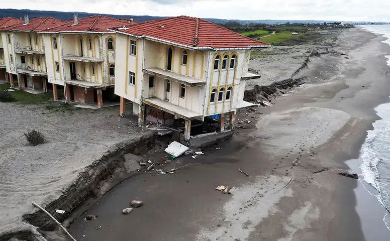 Deniz evleri yuttu: Karasu’da korku dolu bekleyiş