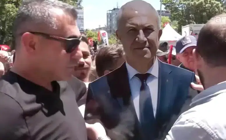 Bayramlaşma töreninde beklenmedik konuk: Başkan gelemedi, maketi meydan okudu