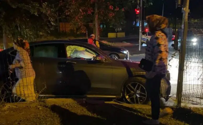 Bakırköy’de yürekleri ağza getiren kaza: Kontrolden çıkan araç ortalığı savaş alanına çevirdi