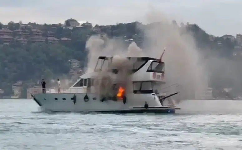 İstanbul Boğazı’nda korku dolu anlar: Tur teknesi alevlere teslim oldu